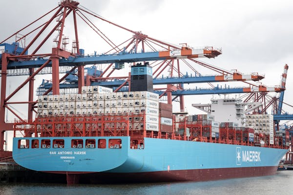 free-photo-of-view-of-the-san-antonio-maersk-container-ship-in-the-port